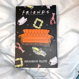 Friends make up pallet